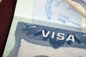 США приостановили выдачу виз во всех странах мира