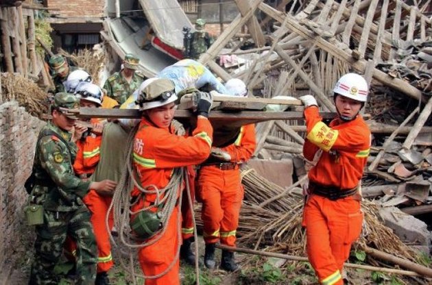 Число жертв землетрясения в Китае достигло 381