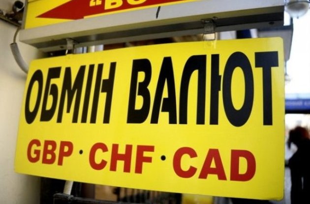 Украинцы в июле возобновили скупку валюты