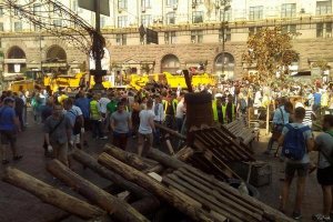 Киевляне вышли на субботник убрать баррикады на Крещатике