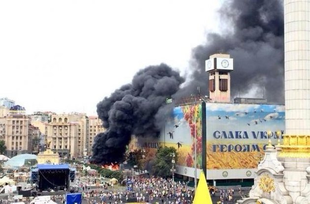 Пожежники загасили покришки на Майдані