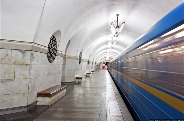 В Киеве станция метро "Вокзальная" не работала почти час из-за телефонного "минера"