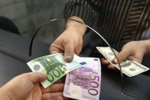 Долар в обмінниках злетів до 13,5 грн, євро - 18,3 грн