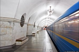 У Києві станції метро "Вокзальна" і "Поштова площа" закрито через "замінування"