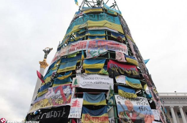 На Майдане начали демонтаж новогодней  елки