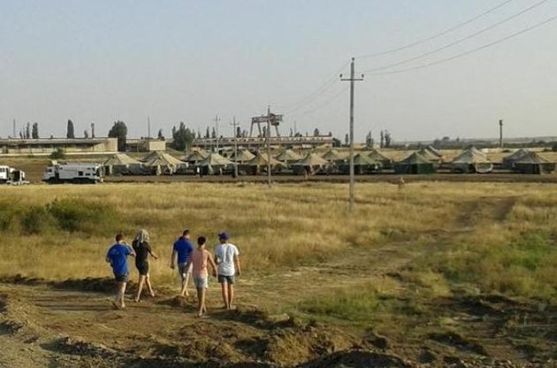 Сопровождающие автоколонну разбили лагерь в поле