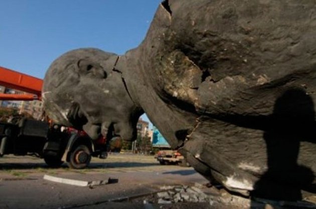 По факту сноса восьмиметрового памятника Ленину в Мариуполе возбуждено уголовное дело