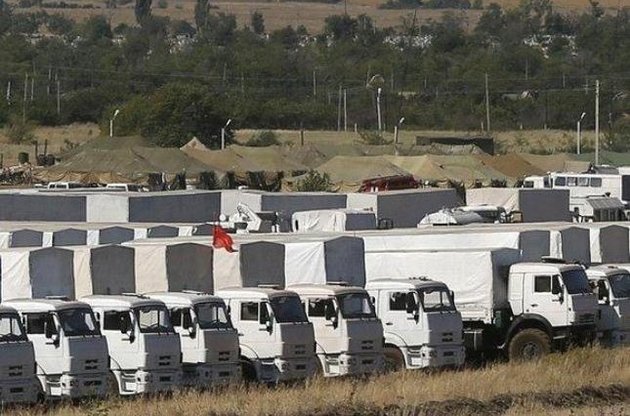 Червоний Хрест оглядає "гумпомощь", доставлену російської автоколоною