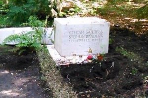 В Мюнхене неизвестные повредили могилу Бандеры