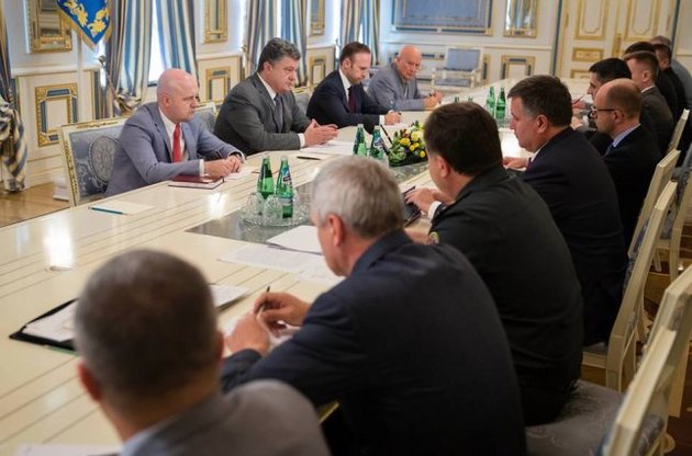 Порошенко обсудил с силовиками новую тактику в зоне АТО