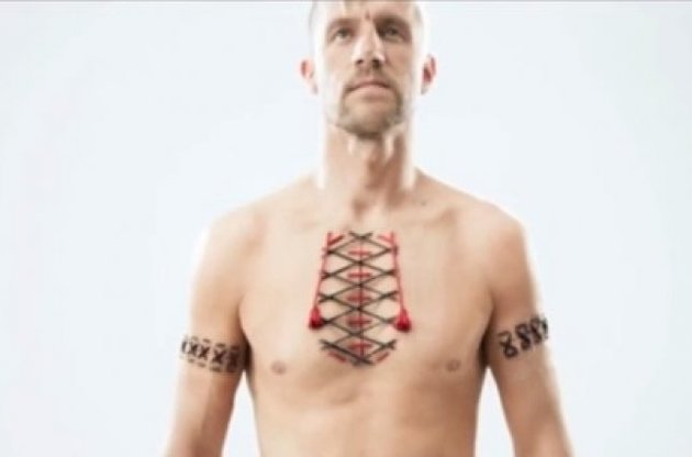 Майданівець голкою і ниткою вишив на своїй шкірі українську вишиванку