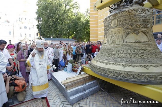 Дзвін підняли на дзвіницю Лаври