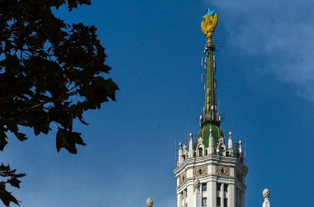 У Москві затримані підозрювані у вивішуванні українського прапора на висотці