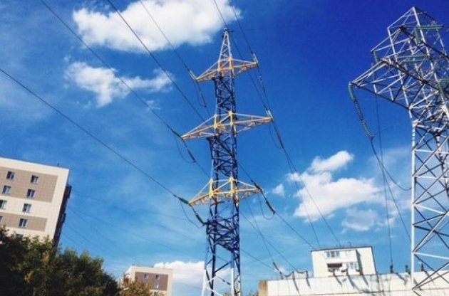 У жовто-блакитні кольори розфарбували опору ЛЕП