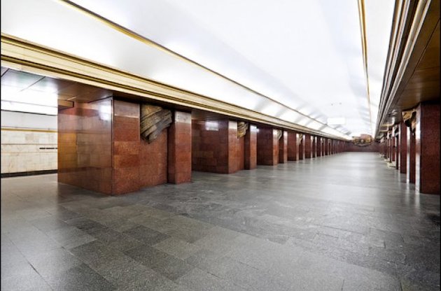 Станцію метро "Театральна" закрито через повідомлення про мінування