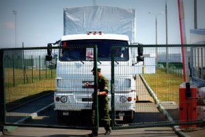 В Україну вже прибули понад 150 вантажівок з російською "гумдопомогою"