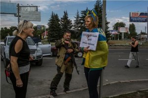 В Донецке украинскую активистку привязали к "столбу позора" и били ногами