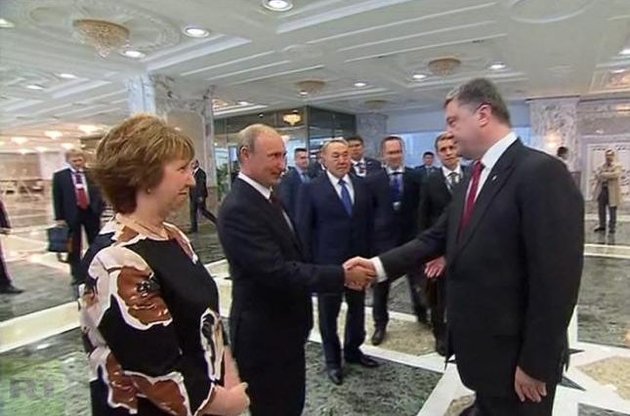 Порошенко пожал руку Путину