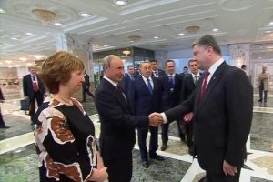 Порошенко потиснув руку Путіну