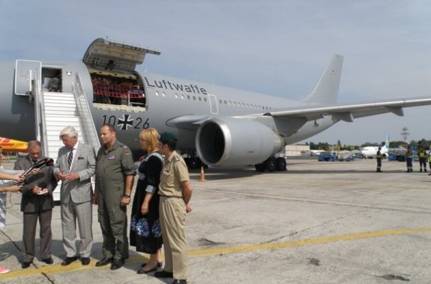 Раненых доставили специальным самолетом