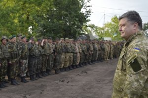 Лише 38% українців назвали політику Порошенка на Донбасі сильною