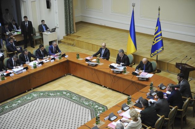 В Киеве проходит расширенное заседание правительства с участием президента и губернаторов