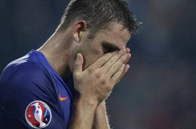 Робін ван Персі не зумів допомогти своїй команді в матчі з Чехією