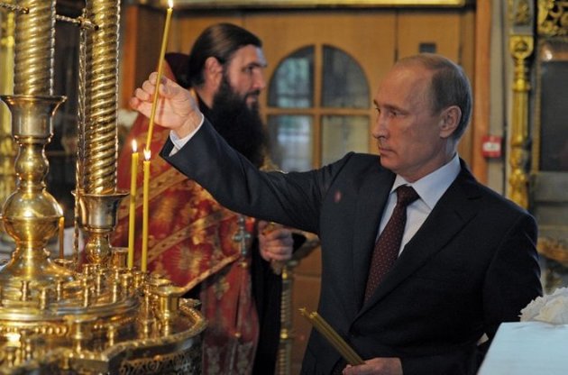 Путін поставив свічку загиблим за "Новоросію"
