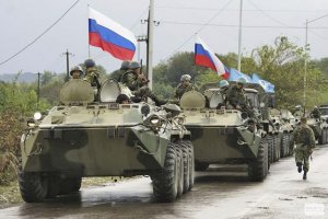Російські військові на Донбасі запасаються важкою бронетехнікою і артилерією