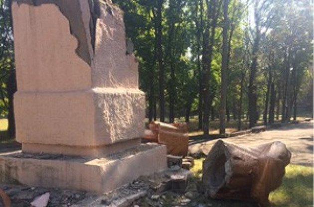 У Кернеса обвинили в разрушении памятников Ленину Харьковскую ОГА