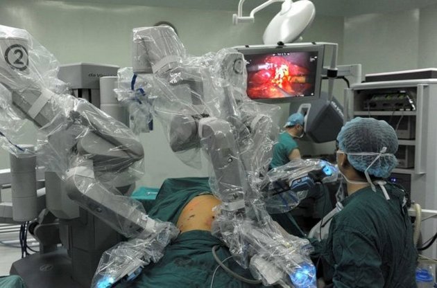 Робот-хирург провел первую успешную операцию