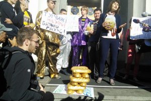 Под ВР активисты устроили антикоррупционный пикет "Маски-шоу"