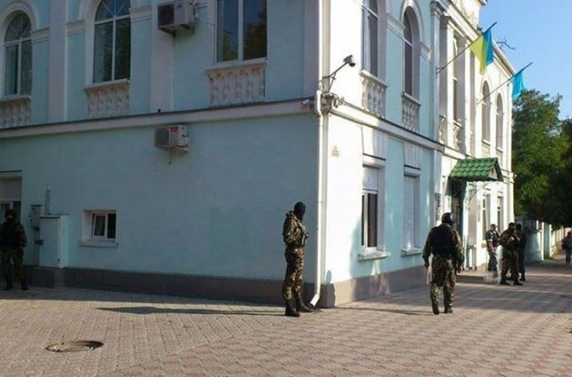 Вооруженные люди окружили здание Меджлиса в Симферополе, ведут обыск