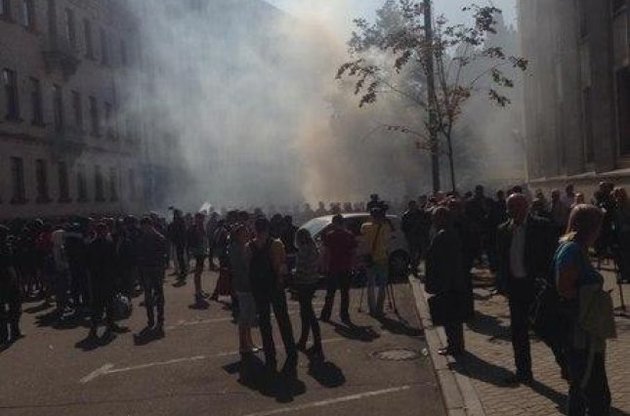 Под АП активисты забросали правоохранителей дымовыми шашками