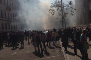 Под АП активисты забросали правоохранителей дымовыми шашками