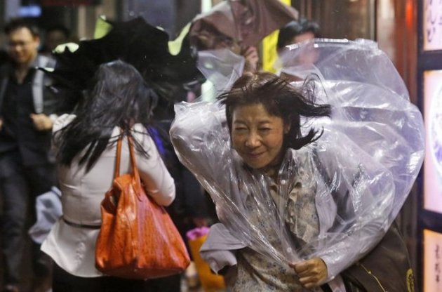 В Китае около шести млн человек пострадали от тайфуна "Калмэджи"