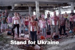 Литовские студенты устроили "кровавый" Ice Bucket в поддержку Украины