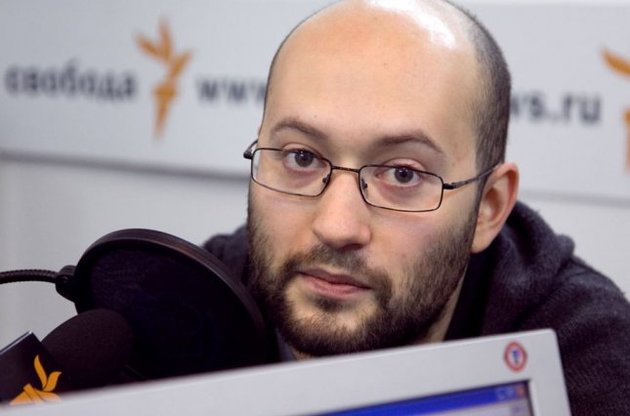 Азар заявил, что российские СМИ &quot;врут&quot;, а Путин посылает войска на Донбасс