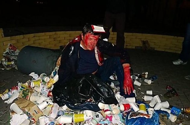 Аваков попросив громадян припинити кидати політиків у сміттєві баки