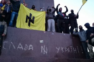 В Харькове многотысячный митинг закончился атакой на памятник Ленину