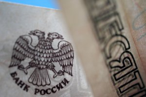 Из-за падения рубля Центробанк РФ вынужден начать спасать курс
