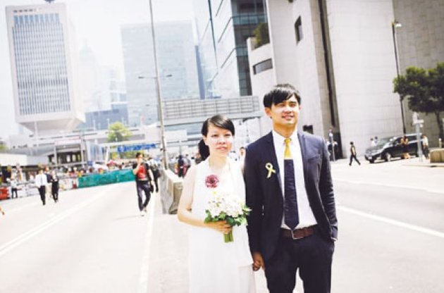 Гонконг перенял у Киева "традицию" свадеб на баррикадах - The Guardian
