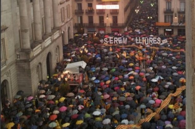 В Каталонии тысячи людей вышли протестовать против отмены референдума о независимости