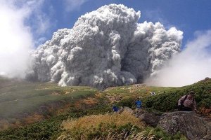 Виверження вулкану в Японії забрало життя понад 50 осіб