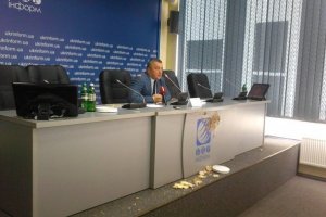 Екс-генпрокурора Махніцького на прес-конференції закидали тортами