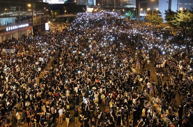Гонконгский "Майдан" освистал гимн КНР и угрожает власти захватом зданий