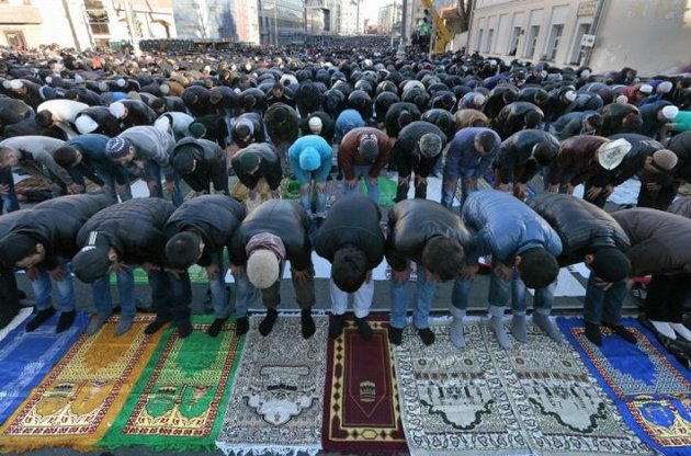 Мусульмани по всьому світу відзначають Курбан-Байрам
