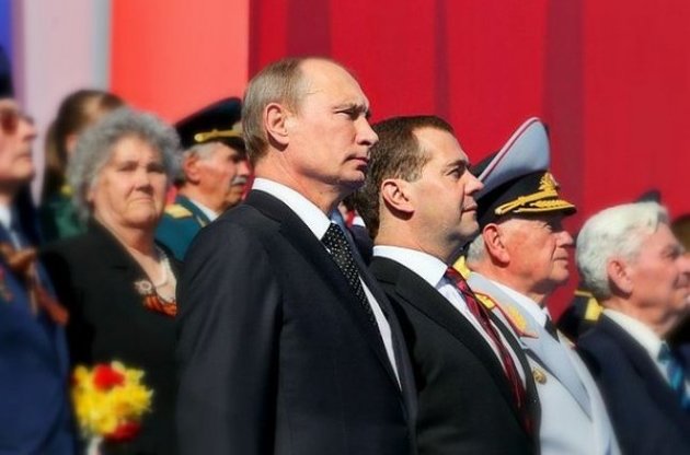 Кланы Путина и Медведева начали противостоять друг другу - Bloomberg