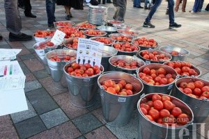 Під Раду привезли помідори для депутатів, які не підтримають антикорупційні закони