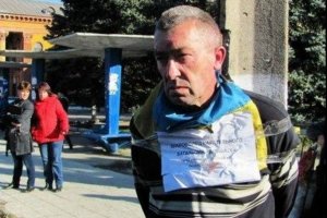 Террористы привязали мужчину с украинским флагом к "столбу позора"